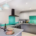 4 Bed - 3 Bath - Near Cook Hosp - Sleeps 7 別荘 *