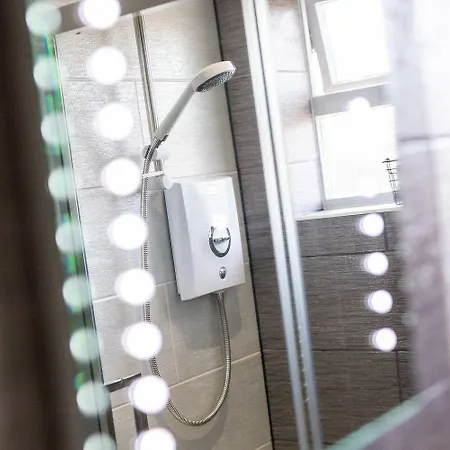 4 Bed - 3 Bath - Near Cook Hosp - Sleeps 7 別荘 *